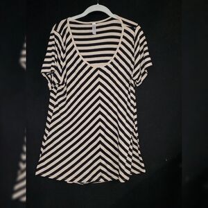 LuLaRoe Black and White Chevron Short Sleeve Top